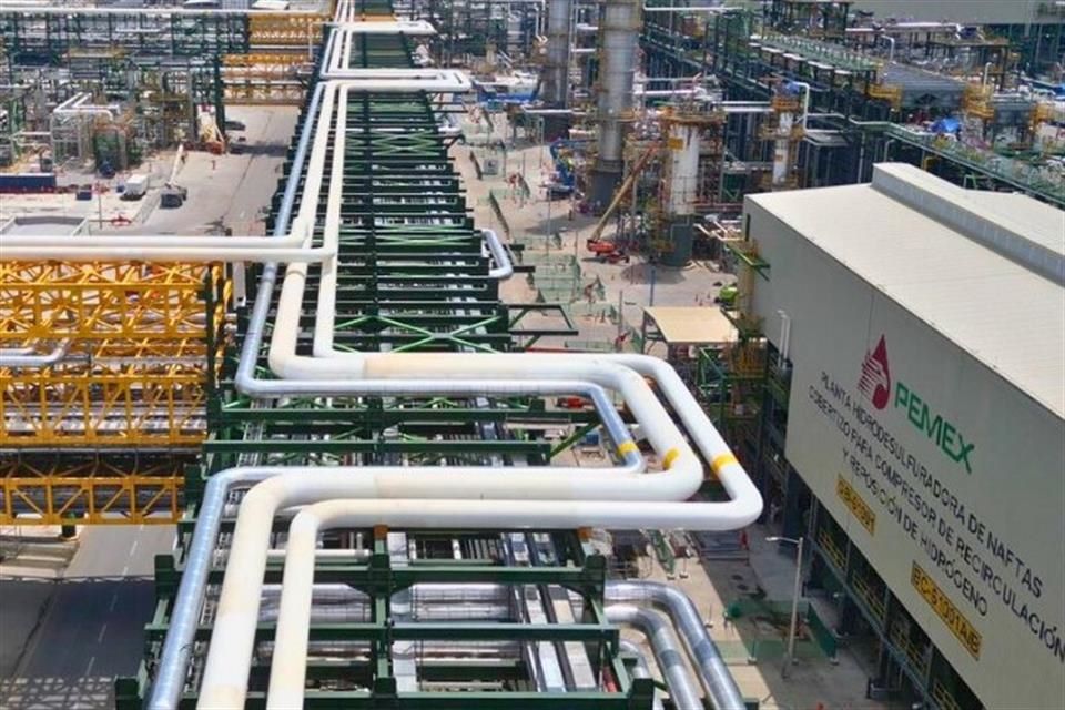 Sistema de tuberías industriales en operación dentro de la refinería Dos Bocas