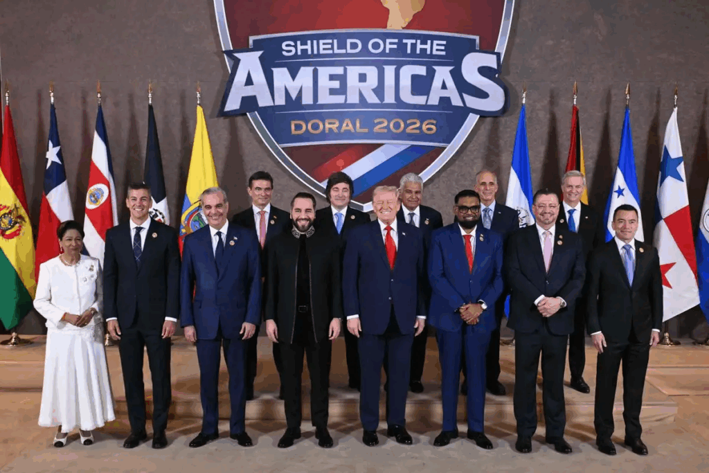 Donald Trump posa con líderes latinoamericanos durante la Cumbre del Escudo de las Américas 2026 en Doral, Florida, donde propuso una alianza militar regional contra los cárteles del narcotráfico.