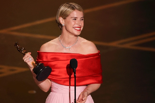 Jessie Buckley sostiene el Oscar a Mejor Actriz por su papel en Hamnet durante la ceremonia de los Premios Oscar 2026.