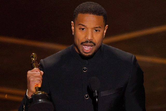 Michael B. Jordan sostiene el Oscar a Mejor Actor por la película Pecadores durante la ceremonia de los Premios Oscar 2026.