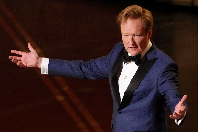 Conan O’Brien presenta la ceremonia de los Premios Oscar 2026 desde el escenario del Dolby Theatre en Los Ángeles.