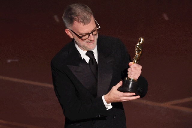 Paul Thomas Anderson sostiene el Oscar a Mejor Director por la película Una Batalla Tras Otra durante la ceremonia de los Premios Oscar 2026.