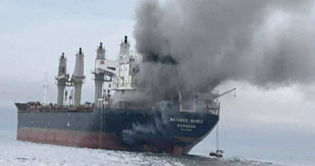 Petrolero Mayuree Naree arde tras ataque en el estrecho de Ormuz durante la guerra entre Irán, Estados Unidos e Israel.