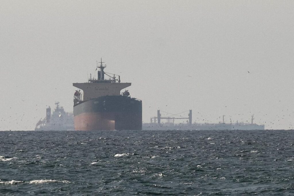 Petroleros navegan en el golfo Pérsico cerca del estrecho de Ormuz en medio de la crisis energética y militar en Medio Oriente.