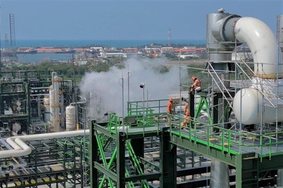 Trabajadores operando equipos en zona industrial con emisión de vapor en Dos Bocas