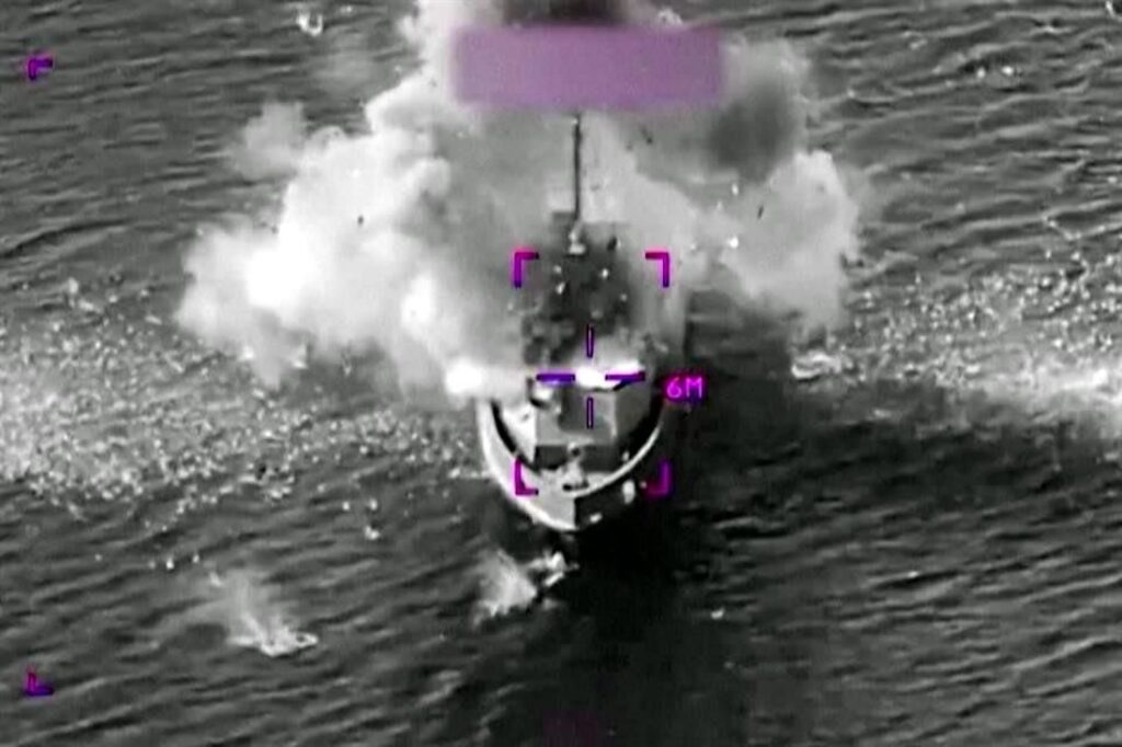 Captura termográfica de ataque militar estadounidense contra embarcación iraní en el Golfo Pérsico durante la crisis del estrecho de Ormuz