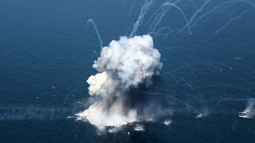 Explosión de gran magnitud sobre el mar durante operación militar en el Golfo Pérsico en el marco del conflicto entre Estados Unidos e Irán
