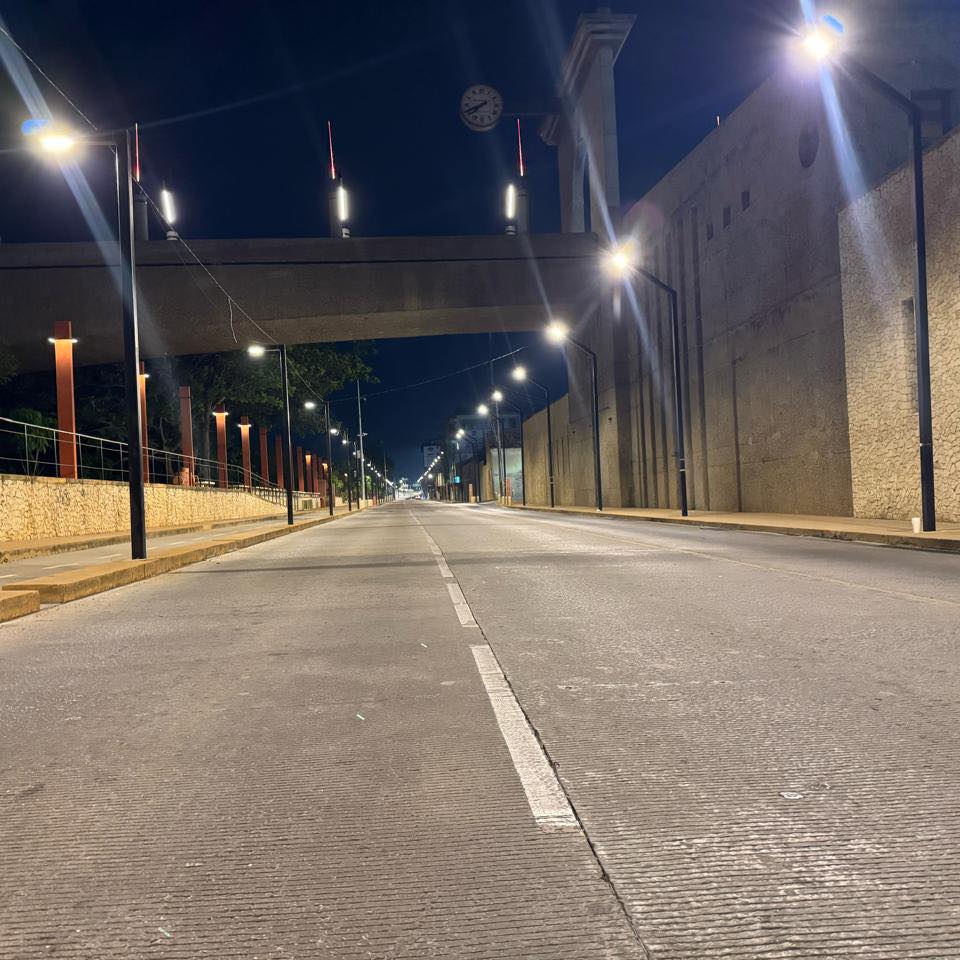 Avenida vacía en Villahermosa tras desfile nocturno
