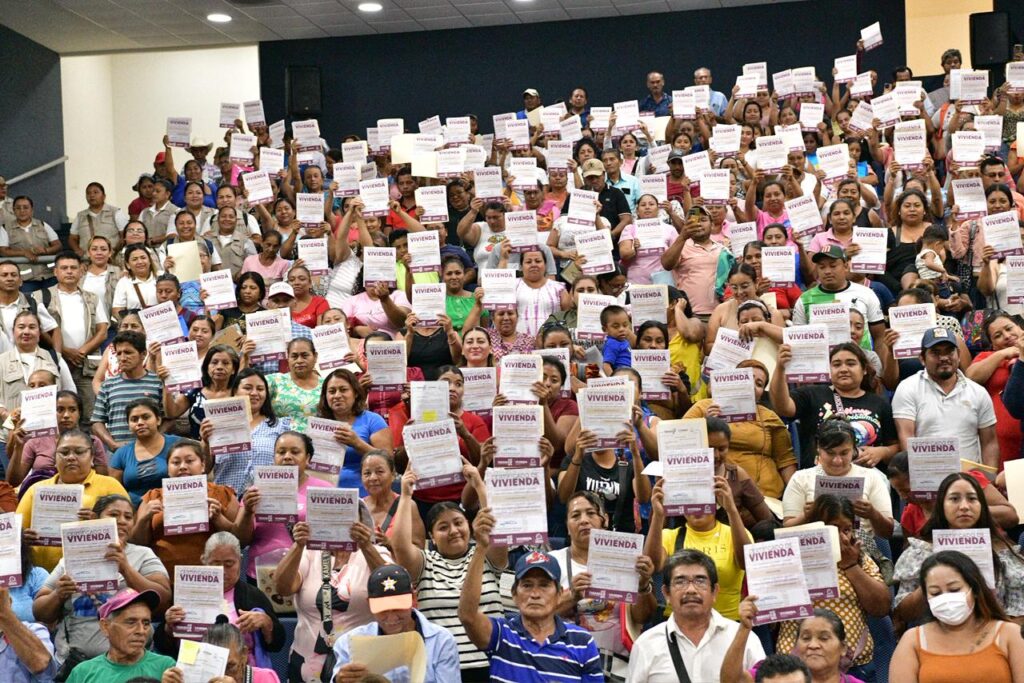 Cientos de beneficiarios del programa Viviendas del Bienestar sostienen sus certificados de vivienda en un auditorio de Tabasco durante evento del gobierno de Javier May, 29 de abril de 2026.