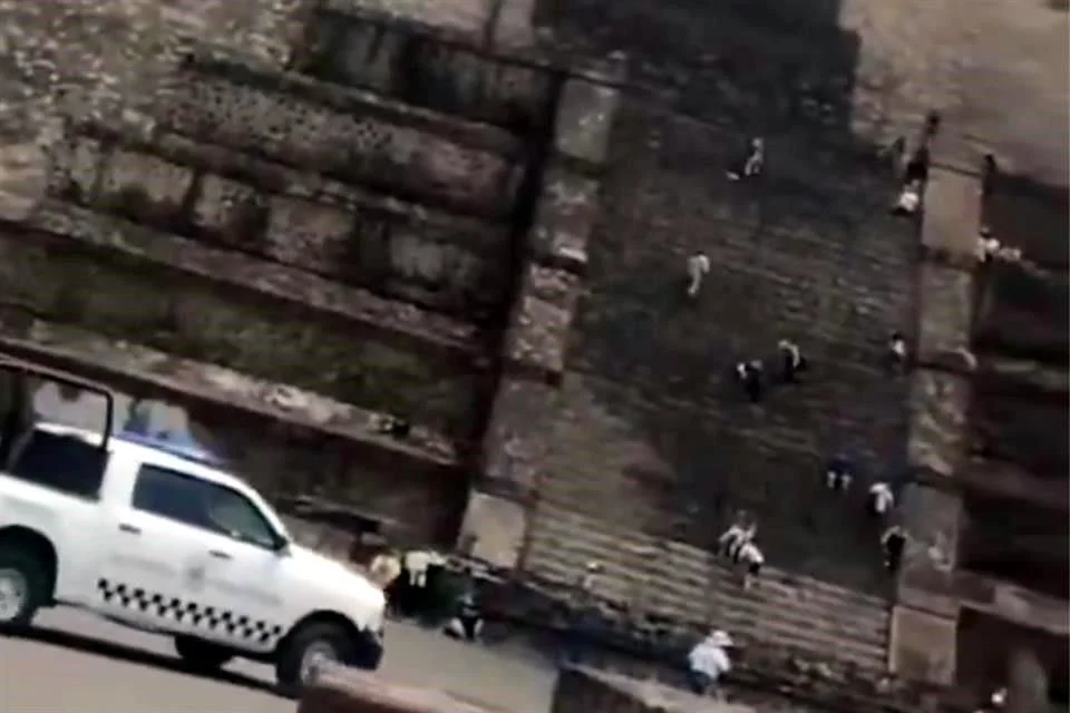 Turistas corren y se dispersan tras el ataque armado en Teotihuacán