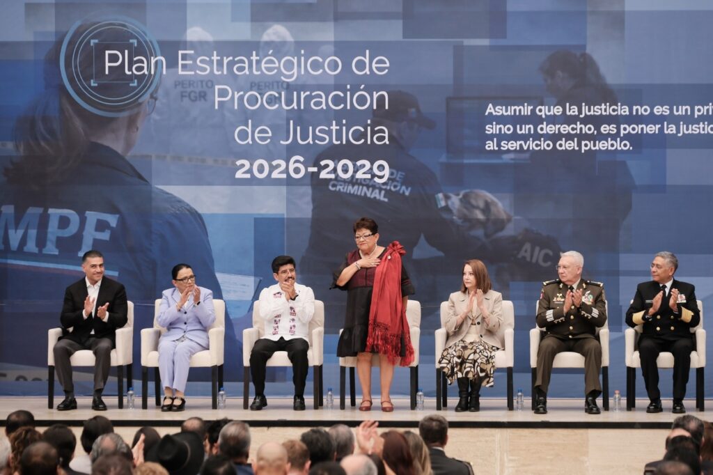  La fiscal general Ernestina Godoy Rangel de pie en el presídium durante la presentación del Plan Estratégico de Procuración de Justicia 2026-2029, acompañada del Gabinete de Seguridad federal