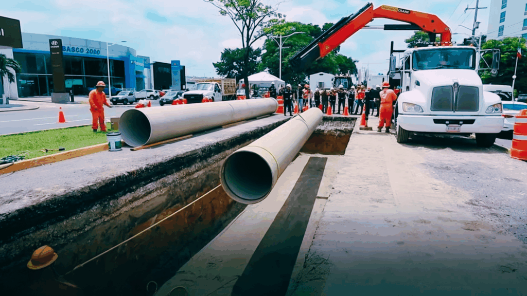 Trabajos de colocación de tubería de gran diámetro en zanja urbana para red de agua potable en Villahermosa