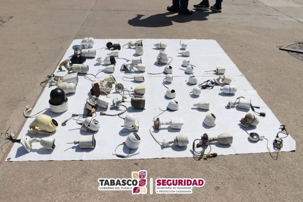 Cámaras clandestinas aseguradas durante operativo Halcón Ciego en Tabasco colocadas sobre superficie para evidencia