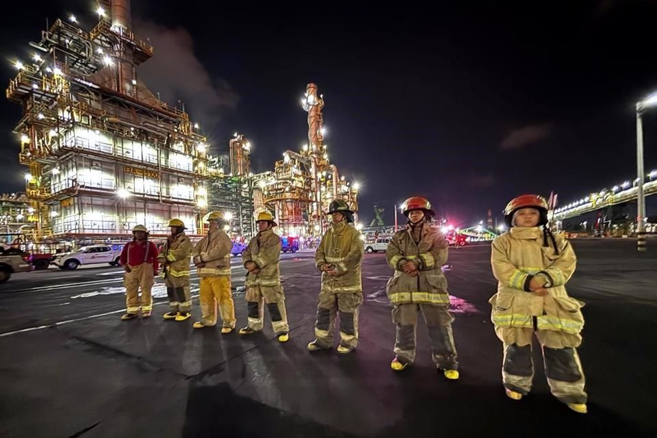 Bomberos resguardan zona tras incendio en refinería Olmeca durante la noche