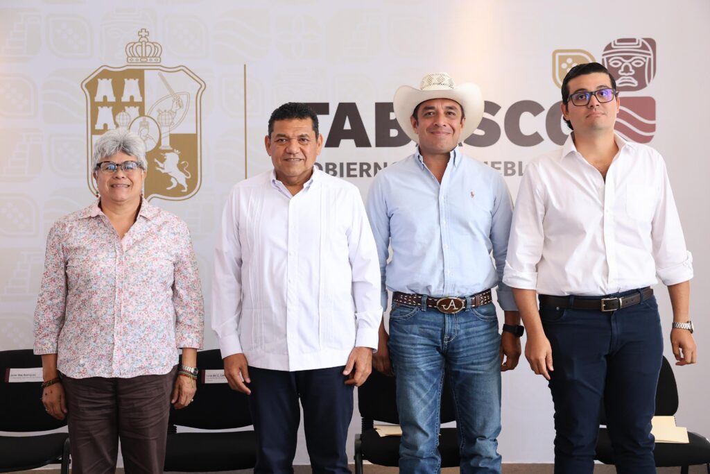 Javier May Rodríguez con funcionarios de SEDAP durante presentación de programas del campo en Tabasco