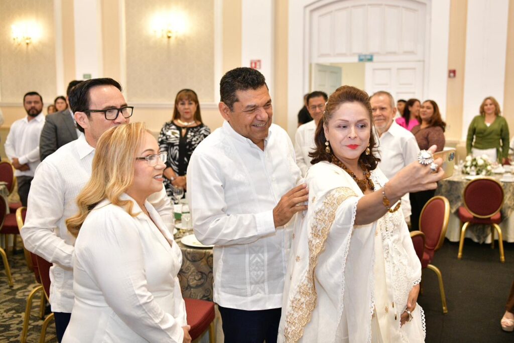 Funcionarios y empresarios tabasqueños conviven durante la ceremonia de la Medalla al Mérito Empresarial 2025 del CCET