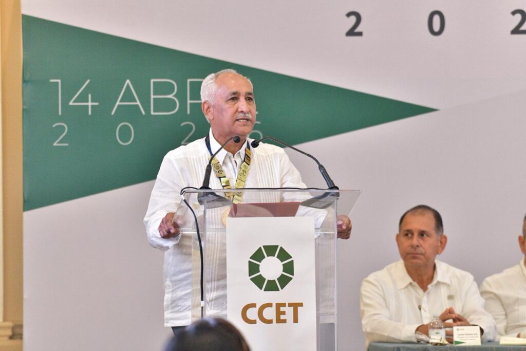 Jaime Merodio Calix habla en el podio del CCET Tabasco tras recibir la Medalla al Mérito Empresarial 2025 el 14 de abril
