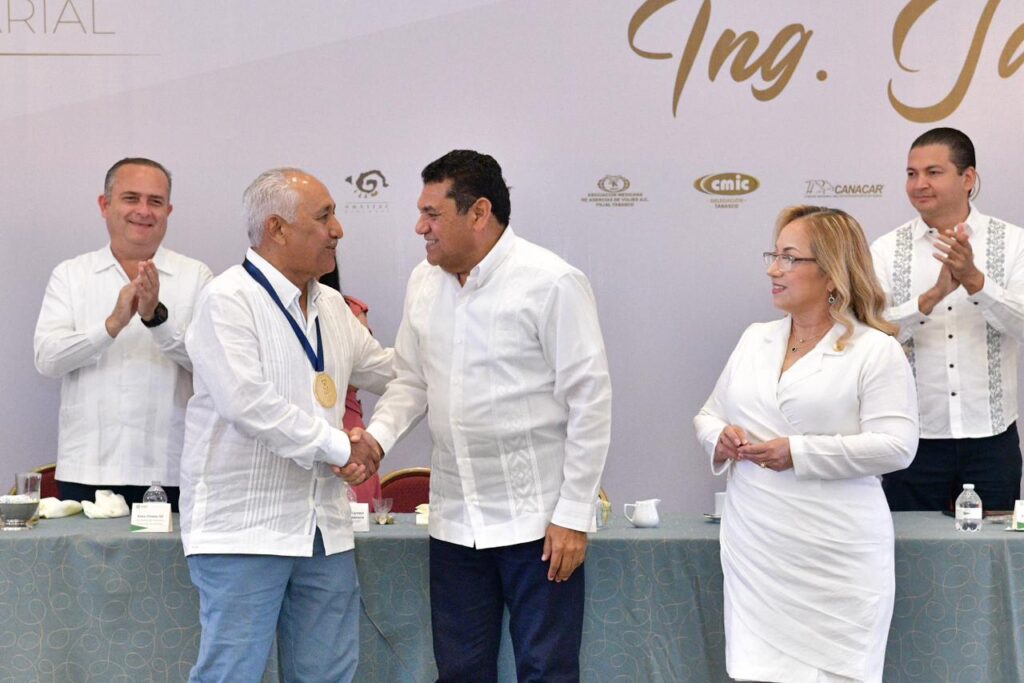 Apretón de manos entre Jaime Merodio Calix y el gobernador Javier May en entrega de Medalla al Mérito Empresarial CCET Tabasco 2025
