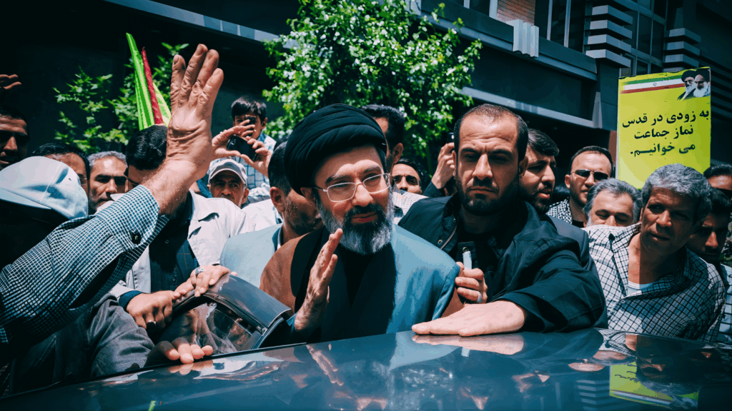 Mojtaba Jamenei saluda a simpatizantes durante el rally del Día de Al-Quds en Teherán, mayo de 2019, meses antes de convertirse en el tercer Líder Supremo de Irán