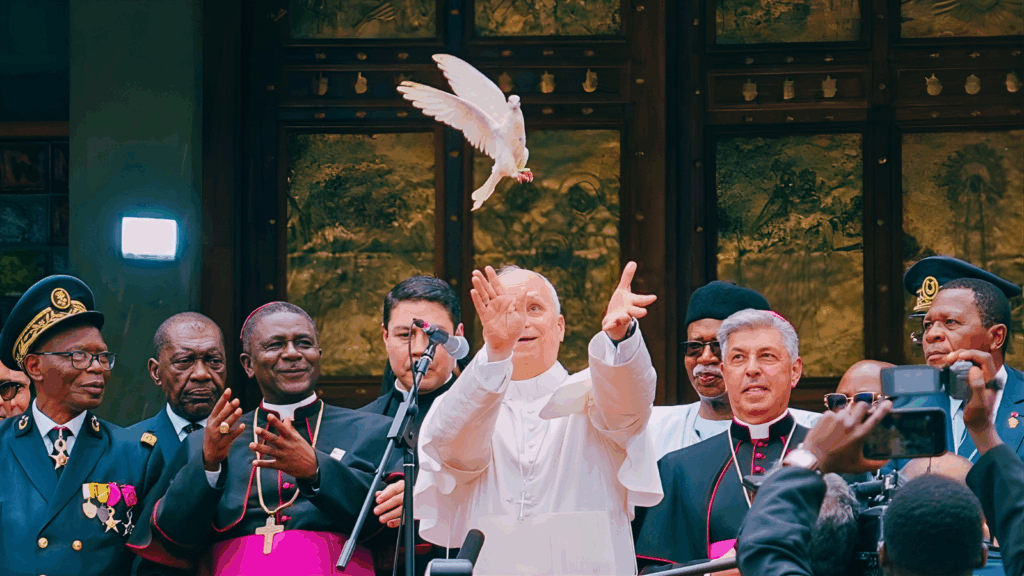 El Papa León XIV lanza una paloma blanca al aire frente a la catedral de Bamenda, Camerún, el 16 de abril de 2026, rodeado de obispos africanos y militares, en un llamado a la paz en medio de la guerra de Irán