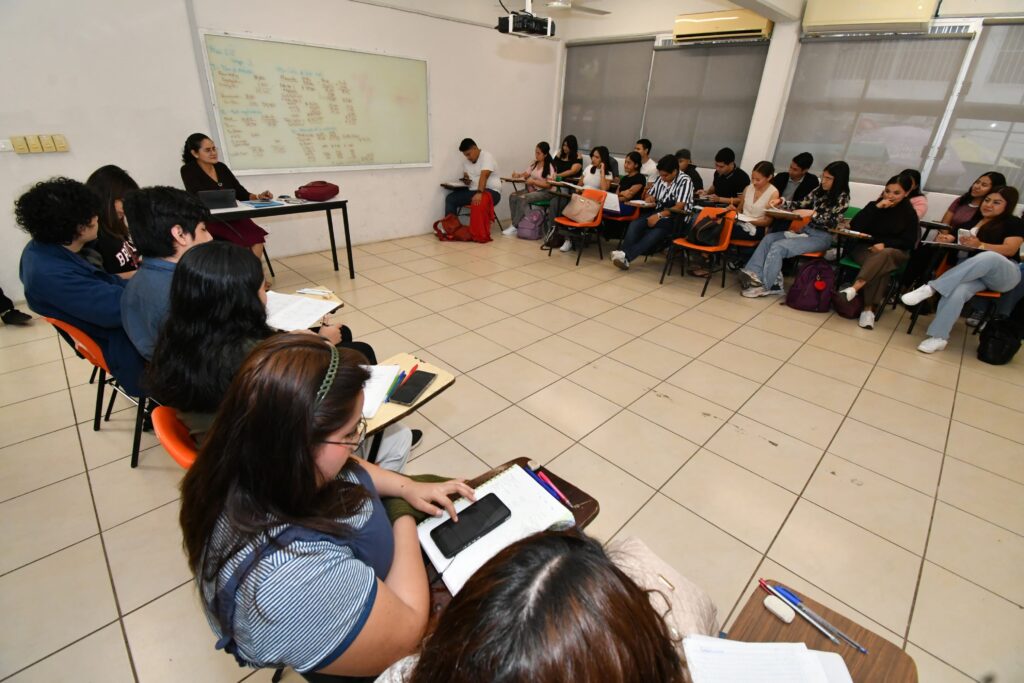 Grupo de estudiantes en salón de clases universitario durante sesión académica en Tabasco