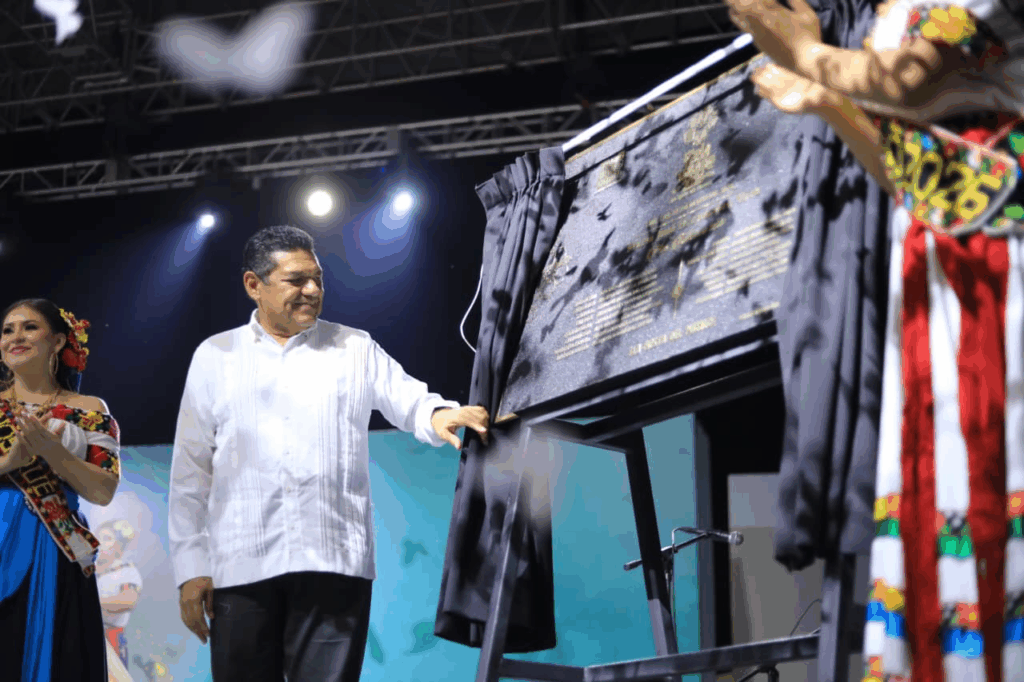 Javier May Rodríguez devela la placa conmemorativa de la Feria Tabasco 2026 en el Teatro al Aire Libre del Parque Dora María