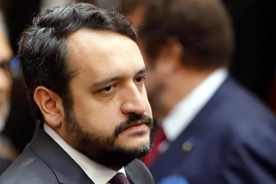 Retrato de perfil de Andrés Manuel López Beltrán con expresión seria en un evento político