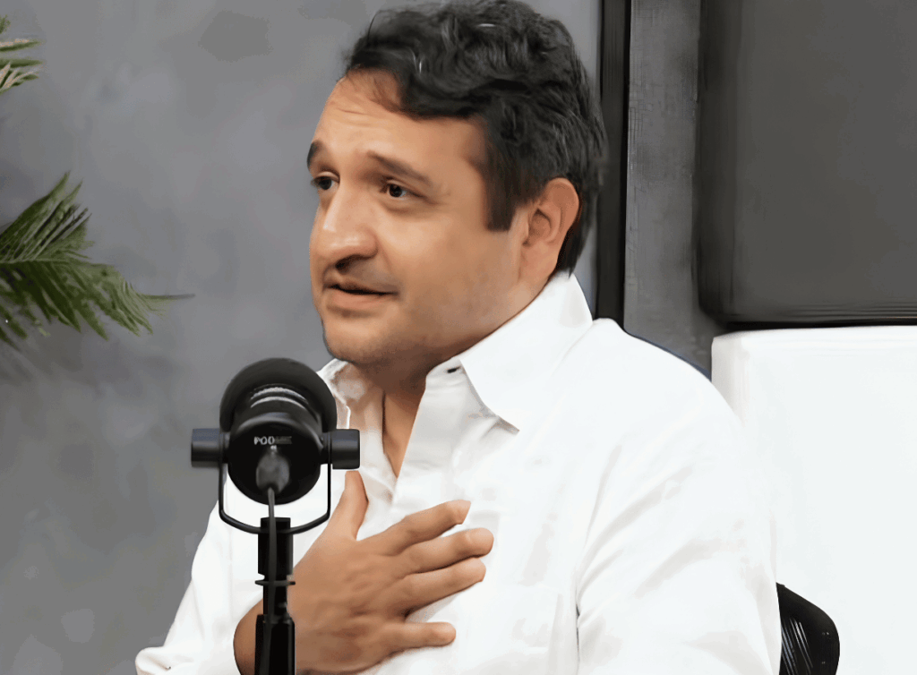 Andrés Manuel López Beltrán con la mano en el pecho en actitud reflexiva durante su entrevista en La Grande de Tabasco