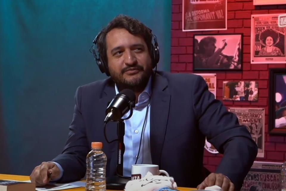Andrés Manuel López Beltrán habla ante el micrófono en el podcast La Moreniza con audífonos puestos