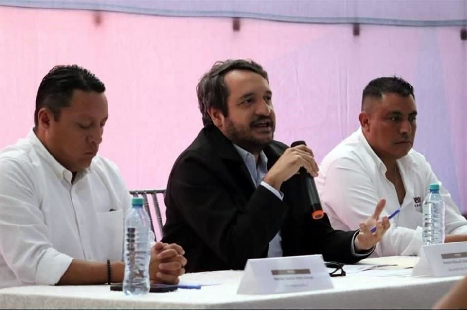Andrés Manuel López Beltrán habla al micrófono en una reunión de trabajo de Morena como secretario de Organización