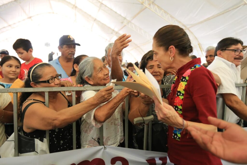 Claudia Sheinbaum conversa con asistentes durante evento público en Tabasco en mayo de 2026.