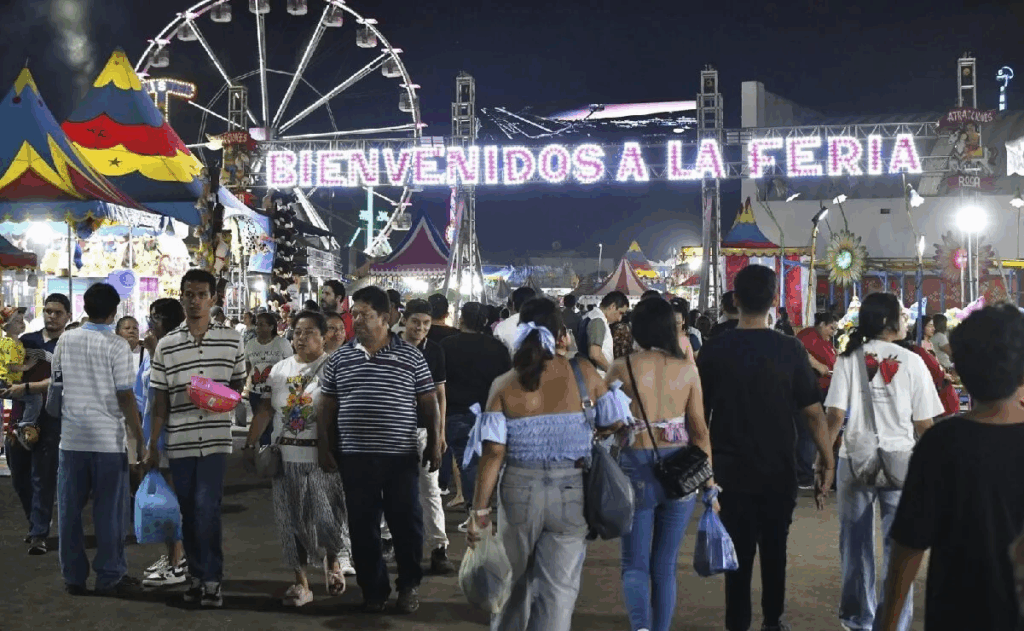 Visitantes entran al Parque Tabasco durante la Feria 2026 en Villahermosa, donde el gasto promedio por visita fue de mil 419 pesos en alimentos, juegos mecánicos, artesanías y hospedaje