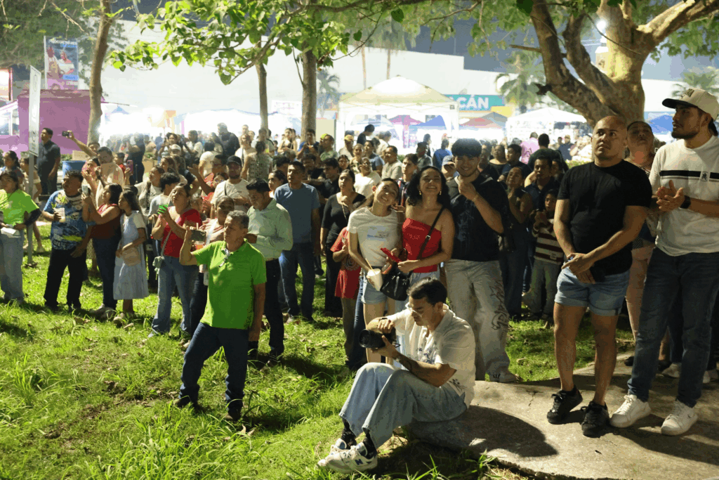 Visitantes de la Feria Tabasco 2026 en la zona de pabellones municipales del Parque Tabasco, espacio donde el 84 por ciento de los expositores eran tabasqueños