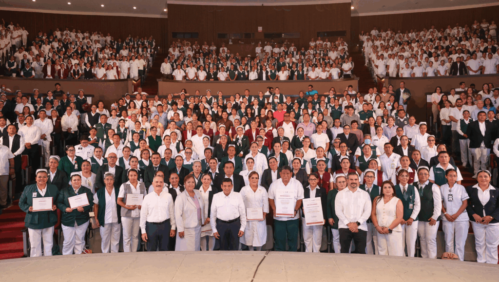 El gobernador Javier May Rodríguez y autoridades de salud posan con enfermeros reconocidos ante el Teatro Esperanza Iris lleno durante el Día de la Enfermera 2026