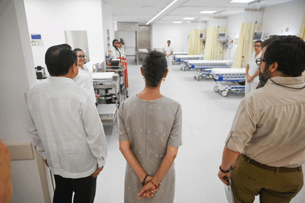 Sheinbaum y el gobernador Díaz Mena reciben explicación sobre el equipamiento médico del Hospital O'Horán de parte de un especialista de IMSS Bienestar