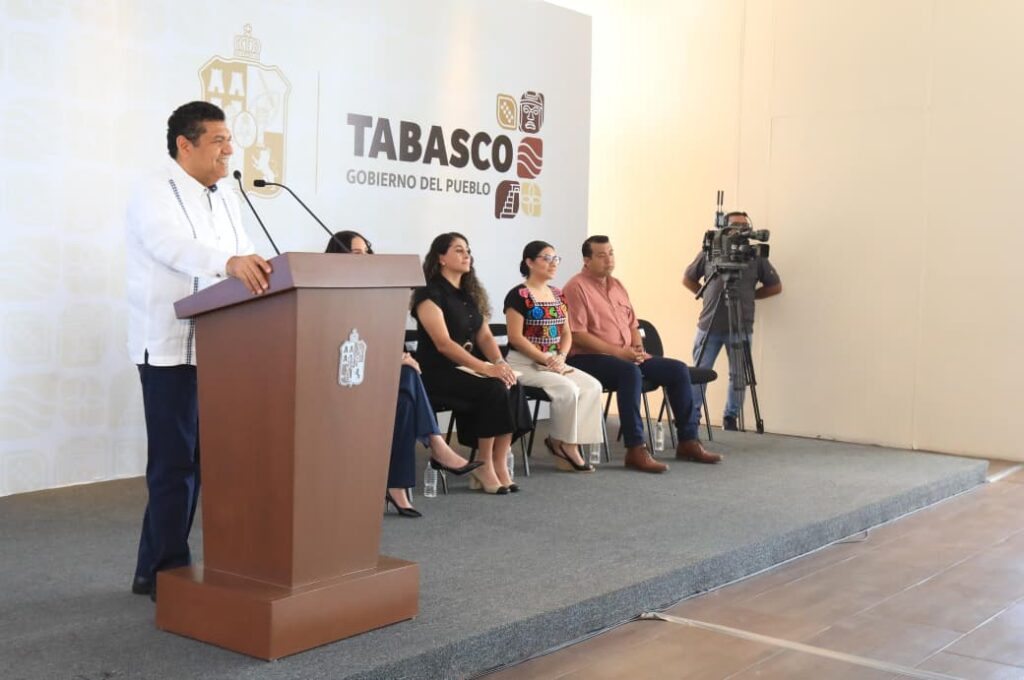 El gobernador Javier May Rodríguez durante la conferencia de prensa del 20 de mayo de 2026 en el salón José Gorostiza de Palacio de Gobierno, donde presentó el proceso de licitación pública para la venta del Centro de Convenciones y el Gimnasio La Choca