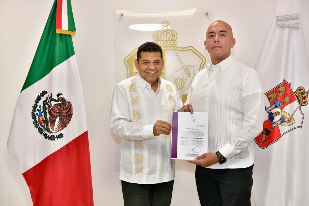 Omar Castañeda Ríos recibe su nombramiento como comisionado de la Policía Estatal de Tabasco de manos del gobernador Javier May Rodríguez.
