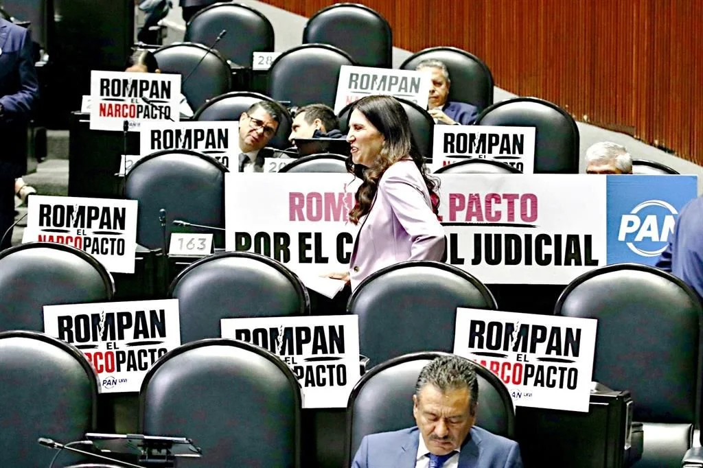 Diputados del PAN protestan durante debate sobre reelección de magistrados electorales.