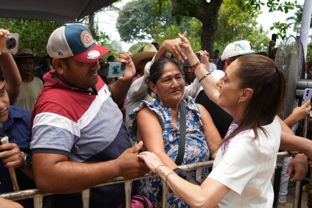 Claudia Sheinbaum saluda a productores de cacao durante asamblea en Comalcalco