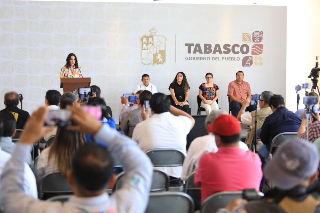 La secretaria de Administración y Finanzas Talina Ferrer Cadenas durante la conferencia de prensa del 20 de mayo de 2026 en Palacio de Gobierno, donde explicó el mecanismo de licitación pública para la venta de dos predios del Gobierno del Estado de Tabasco en Tabasco 2000