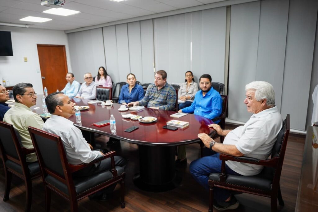 José Ramón López Obrador, secretario de Gobierno de Tabasco, y el subsecretario José Pablo Mora encabezan la mesa de diálogo con autoridades de la Iglesia Nacional Presbiteriana Nueva Jerusalén de Villahermosa, tras el retiro de sus cámaras durante el operativo Halcón Ciego.