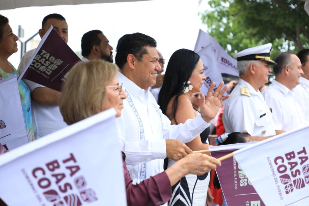Autoridades estatales y federales participan en el banderazo de salida de los libros de texto gratuitos.