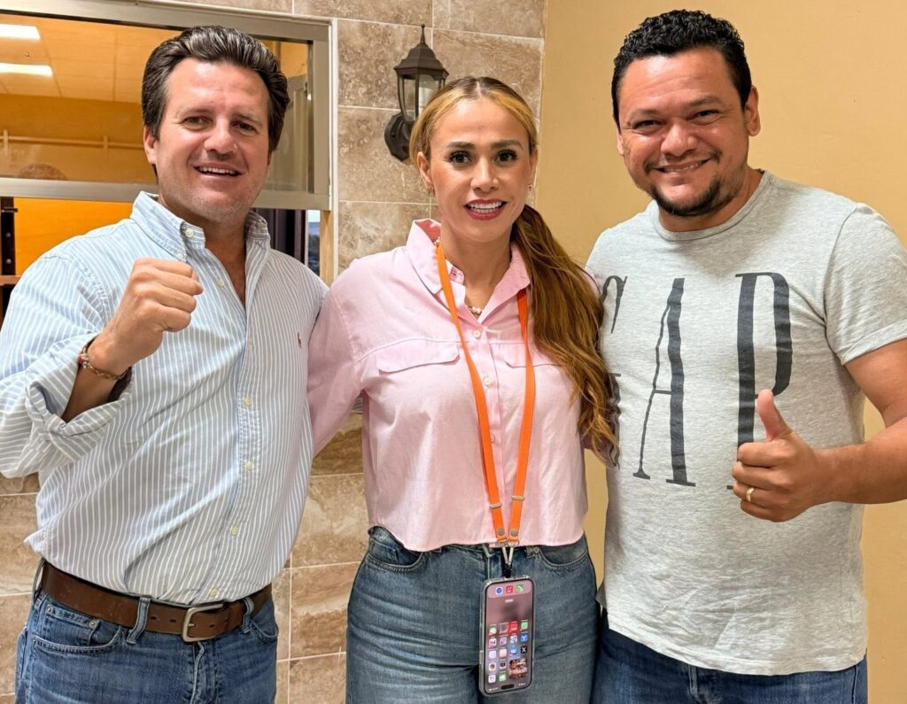 Gerardo Gaudiano Rovirosa junto a Karla Rabelo Estrada, nueva coordinadora estatal de Movimiento Ciudadano en Tabasco, en encuentro interno del partido naranja.