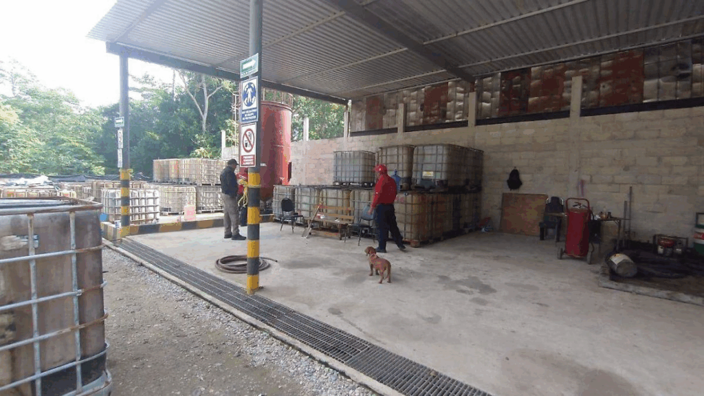 Autoridades localizaron y aseguraron miles de litros de hidrocarburo presuntamente vinculados con actividades ilícitas durante acciones coordinadas de seguridad en Tabasco.